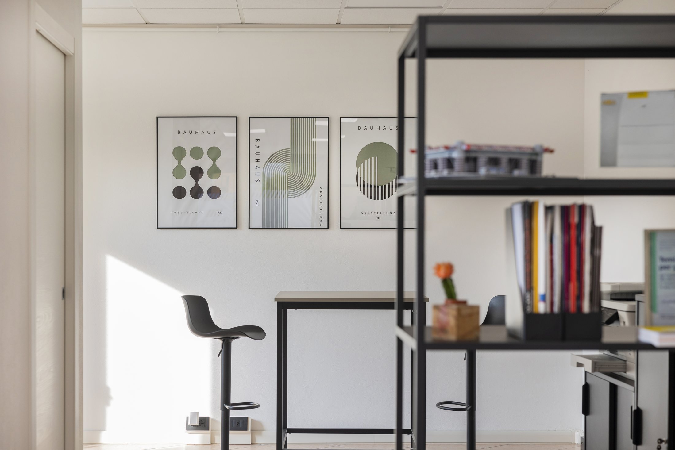Postazioni e libreria dello studio